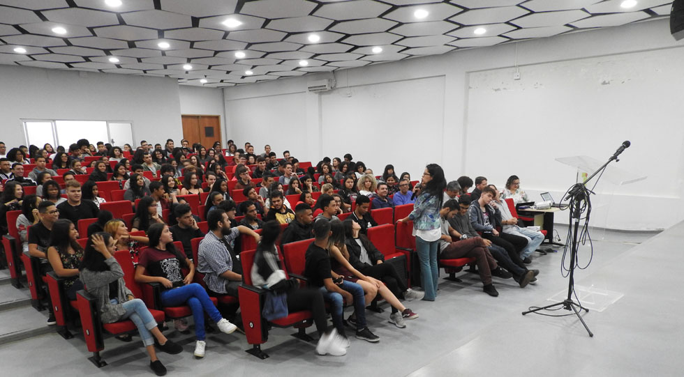 Estudantes reunidos no auditório para participarem da recepção do primeiro dia de aula